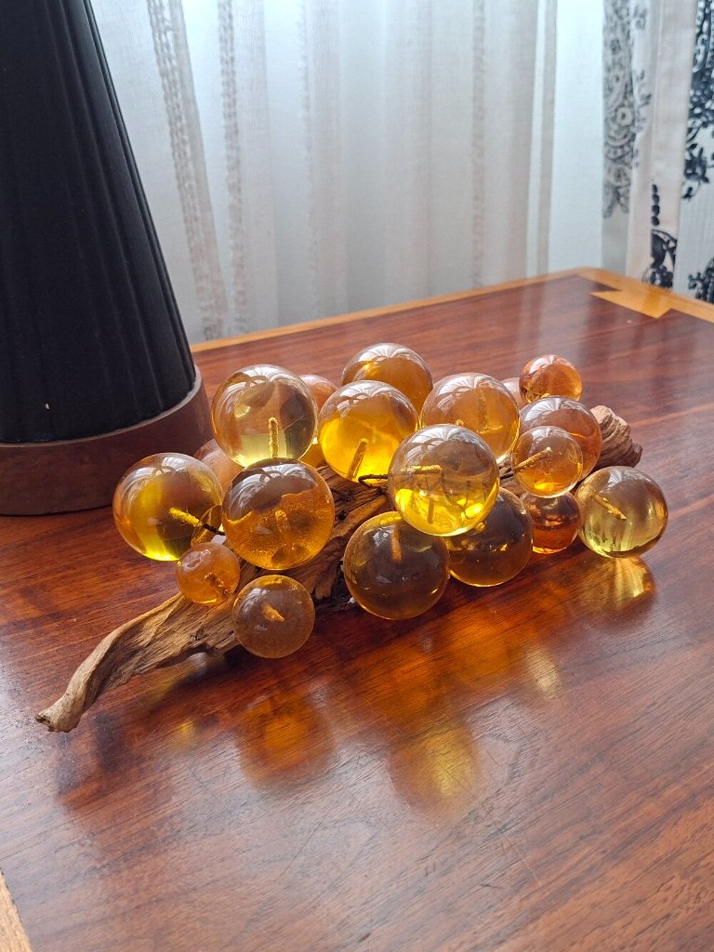 VTG 60s MCM Kitsch Large Amber Lucite Grapes on Driftwood Mid-Century Modern Tab